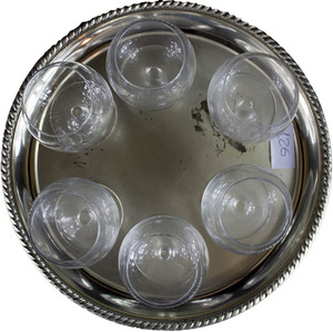 Set di 6 bicchieri per brandy con vassoio in silver plate, bicchieri in vetro, difetti intagliato, vassoio in metallo argentato con bordo a corda