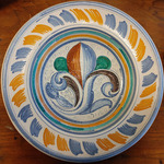 Piatto da parete in maiolica policroma