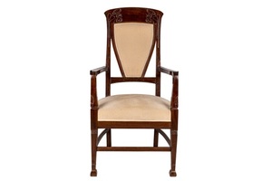 Poltrona Liberty in legno di ciliegio con decoro scolpito
