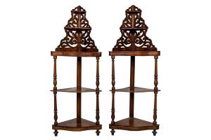 Coppia di etagere angolari Coppia di etagere angolari