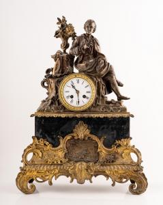 Orologio da tavolo in bronzo dorato con figura allegorica