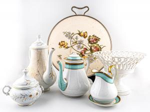 Lotto composto da alzata traforata Ginori in porcellana bianca, caffettiera, lattiera e piattino Ginori in porcellana bianca, azzurra, nera e oro; grande caffettiera e zuccheriera in ceramica Laveno, vassoio circolare in ceramica decorato a fiori con bordo in metallo Lotto composto da alzata traforata Ginori in porcellana bianca, caffettiera, lattiera e piattino Ginori in porcellana bianca, azzurra, nera e oro; grande caffettiera e zuccheriera in ceramica Laveno, vassoio circolare in ceramica decorato a fiori con bordo in metallo