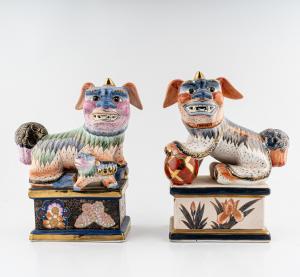Coppia di cani di Pho in porcellana policroma