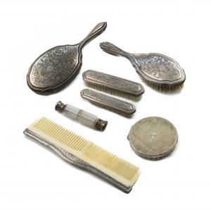 Set da toilette in argento cesellato Set da toilette in argento cesellato
