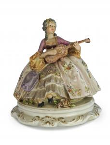 Statuetta raffigurante una dama che suona la chitarra Statuetta raffigurante una dama che suona la chitarra