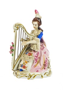 Statuetta raffigurante una dama che suona l'arpa