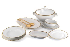 Servito di piatti in porcellana bianca con profili in oro