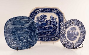 Lotto di tre piatti in ceramica Lotto di tre piatti in ceramica