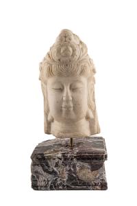 Testa di giovane Buddha in marmo bianco