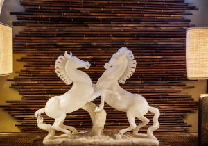 G.Gambogi, gruppo in alabastro raffigurante due cavalli