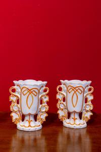Coppia di vasi Luigi Filippo in porcellana bianca