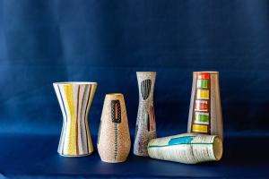 Cinque vasi in ceramica