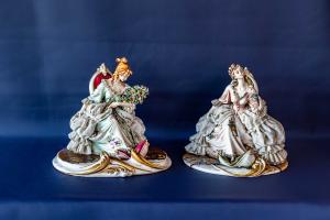 Due dame in poltrona in porcellana policroma