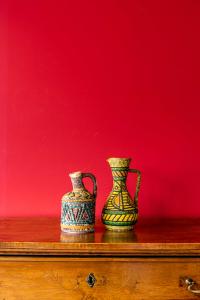 Due versatoi in ceramica policroma di Montelupo