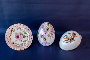 Due uova in porcellana policroma ed una piccola alzata dipinta a fiori