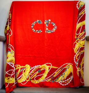 Christian Dior, Grande foulard in seta rossa Christian Dior, Grande foulard in seta rossa