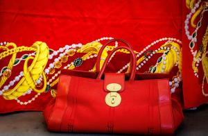 Roberta di Camerino, Borsa a mano in tessuto rosso e dettagli in pelle Roberta di Camerino, Borsa a mano in tessuto rosso e dettagli in pelle