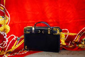 Roberta di Camerino, Borsa a mano in pelle blu notte Roberta di Camerino, Borsa a mano in pelle blu notte