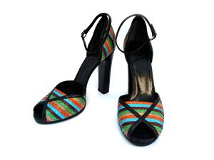 Gucci, Paio di décolleté in pitone colorato e pelle nera Gucci, Paio di décolleté in pitone colorato e pelle nera