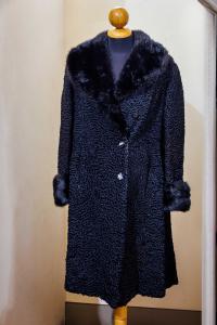 Cappotto in astrakan nero