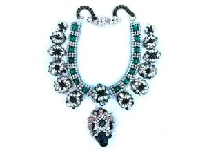 Collana bijoux in cristalli e strass verdi ed incolore su anima in plastica trasparente Collana bijoux in cristalli e strass verdi ed incolore su anima in plastica trasparente