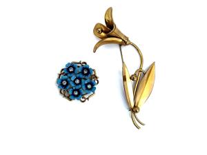 Due spille bijoux, una a fiore, in metallo dorato Due spille bijoux, una a fiore, in metallo dorato