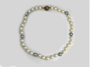 Collana in perle simualte bianche e grigie