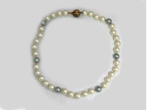 Collana in perle simualte bianche e grigie Collana in perle simualte bianche e grigie