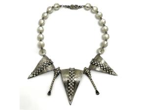 Bijoux Fiaschi, Collana in metallo argentato, strass e perle simulate Bijoux Fiaschi, Collana in metallo argentato, strass e perle simulate