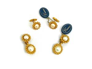 Cascio, Demi parure orecchini e gemelli in metallo dorato e perle simulate Cascio, Demi parure orecchini e gemelli in metallo dorato e perle simulate