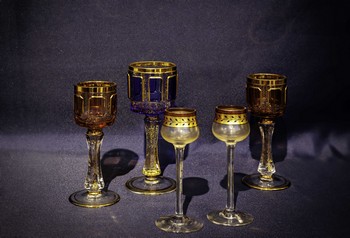Coppia di bicchierini da liquore in vetro e tre calici in cristallo molato e decorato a foglia d'oro
