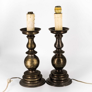 Coppia di candelieri a balaustro in bronzo