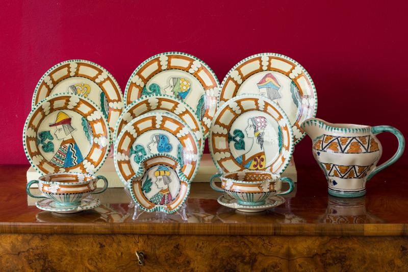 Servito da tè e caffè in maiolica policroma Servito da tè e caffè in maiolica policroma