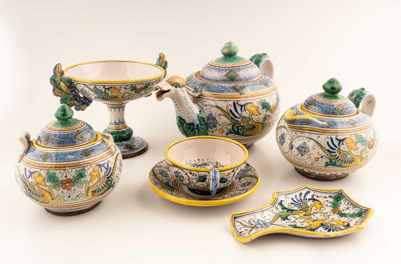 Servito da tè in maiolica policroma Servito da tè in maiolica policroma