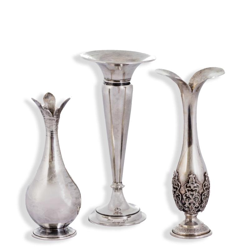 Lotto di tre vasi da fiori in argento