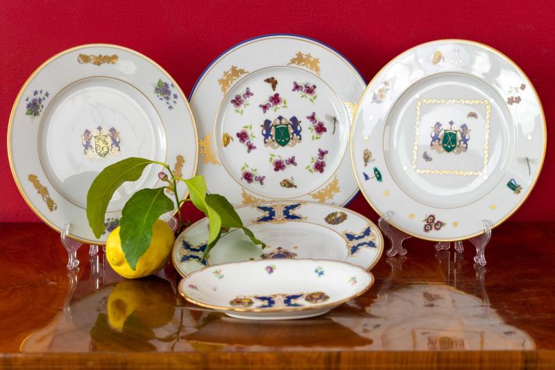 Quattro piatti ed una raviera in porcellana, Bavaria