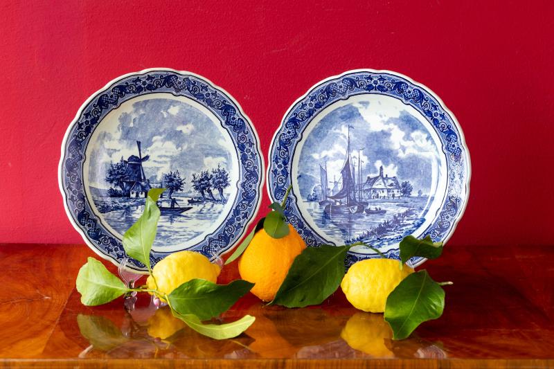 Coppia di piatti in ceramica bianco-blu, Royal Sphinx Maastricht Delfts