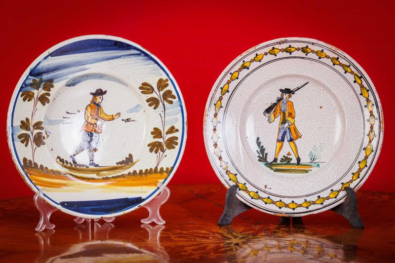 Due piatti in maiolica policroma Due piatti in maiolica policroma