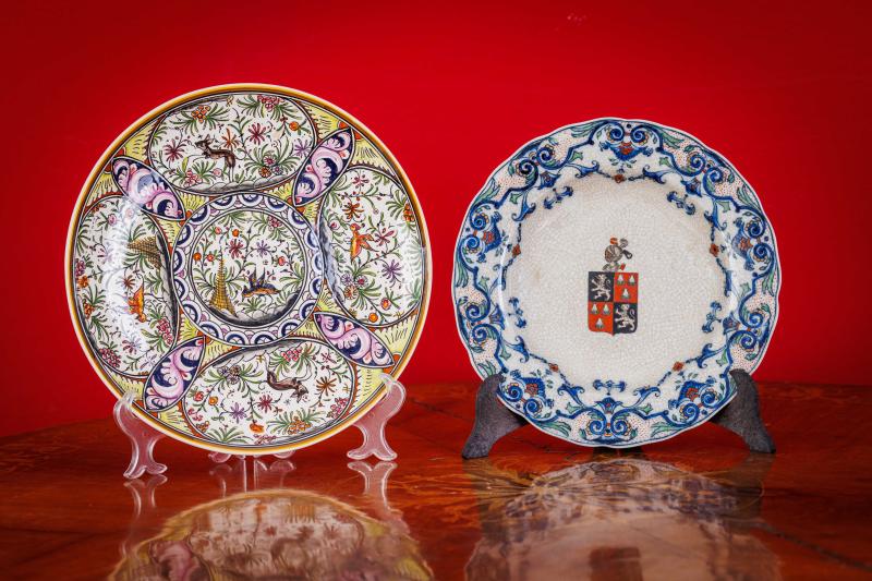 Due piatti in maiolica policroma