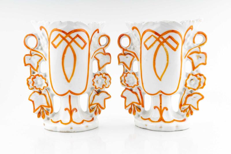 Coppia di vasi Luigi Filippo in porcellana bianca e arancio