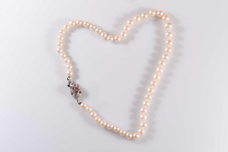 Collana in oro bianco, perle coltivate e rubino