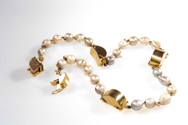 Collana in oro basso con perle
