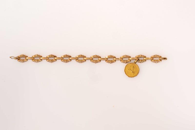 Bracciale in oro con medaglietta