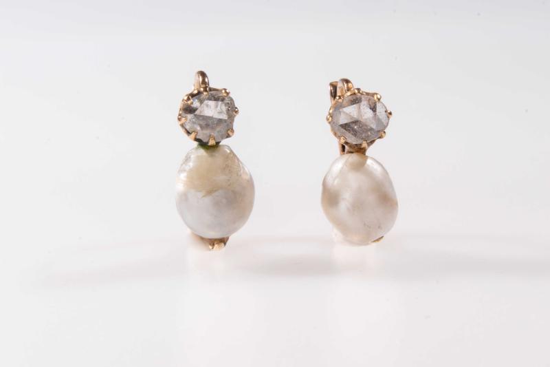 Orecchini in oro basso con perle scaramazze e diamanti