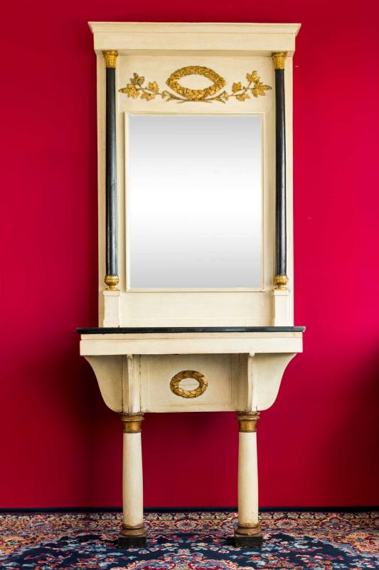 Console con specchiera in legno laccato bianco-oro Console con specchiera in legno laccato bianco-oro