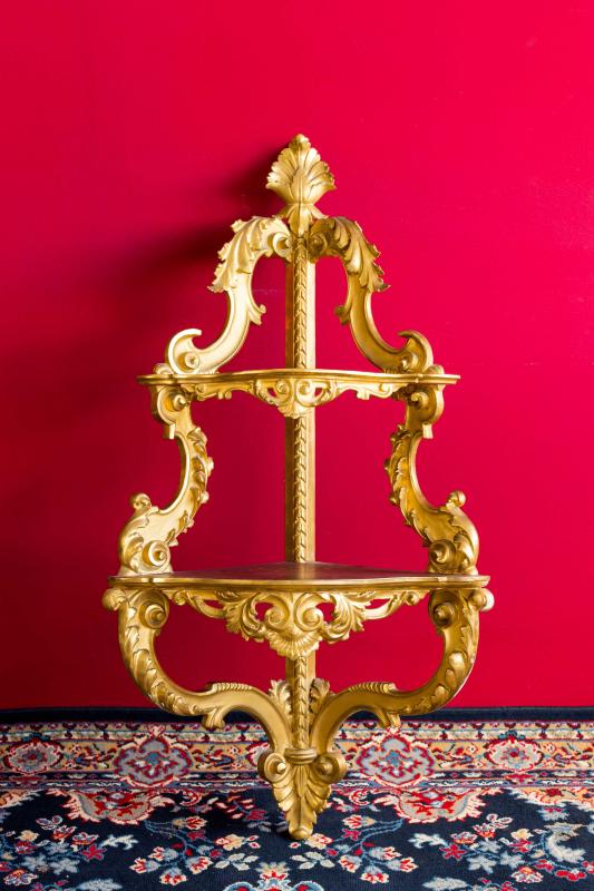 Étagère pensile ad angolo in legno intagliato e dorato Étagère pensile ad angolo in legno intagliato e dorato