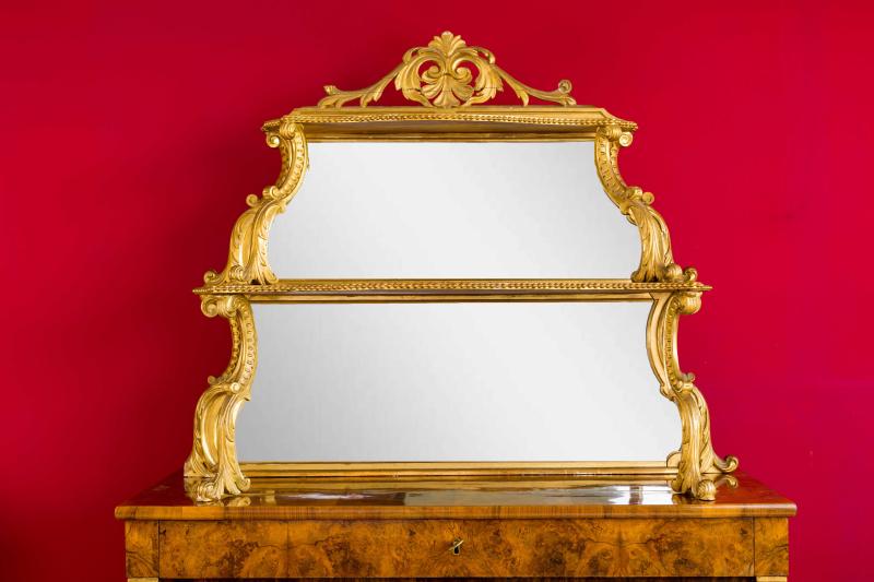 Étagère con specchio in legno intagliato e dorato Étagère con specchio in legno intagliato e dorato