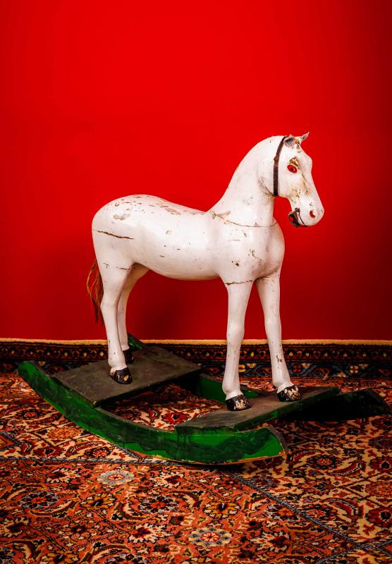 Cavallo a dondolo in legno dipinto
