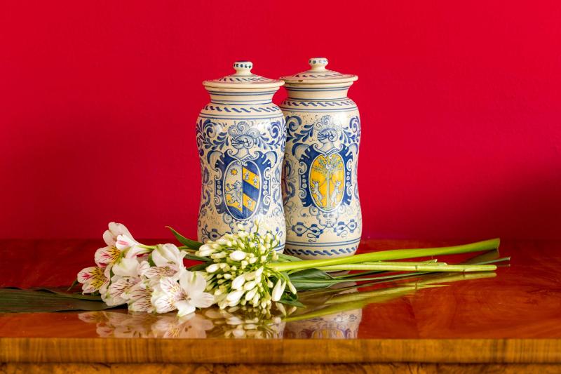 Coppia di albarelli con coperchio in maiolica, Grazia, Deruta Coppia di albarelli con coperchio in maiolica, Grazia, Deruta