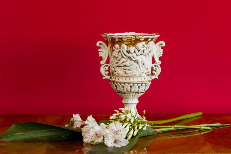 Vaso istoriato in maiolica bianca oro, Capodimonte
